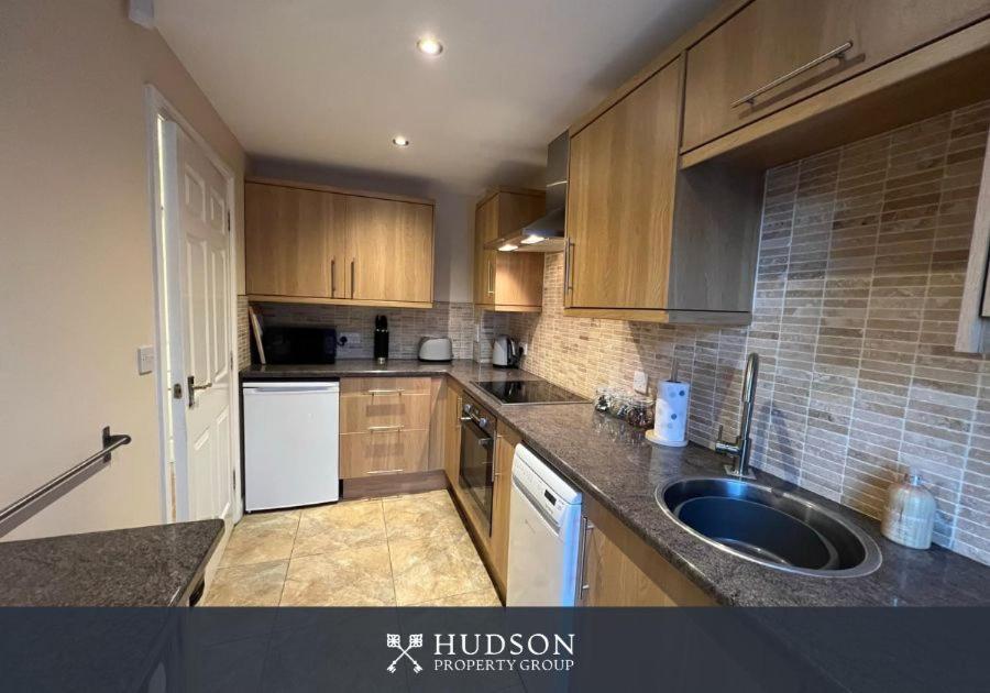 Villa Telford Townhouse With Parking And Garden Exterior foto