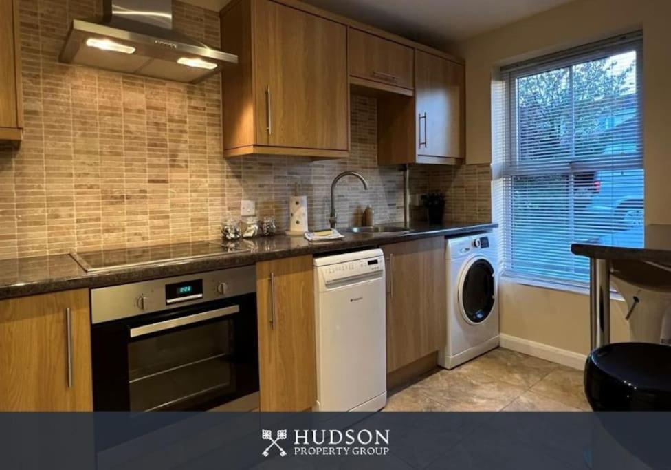Villa Telford Townhouse With Parking And Garden Exterior foto