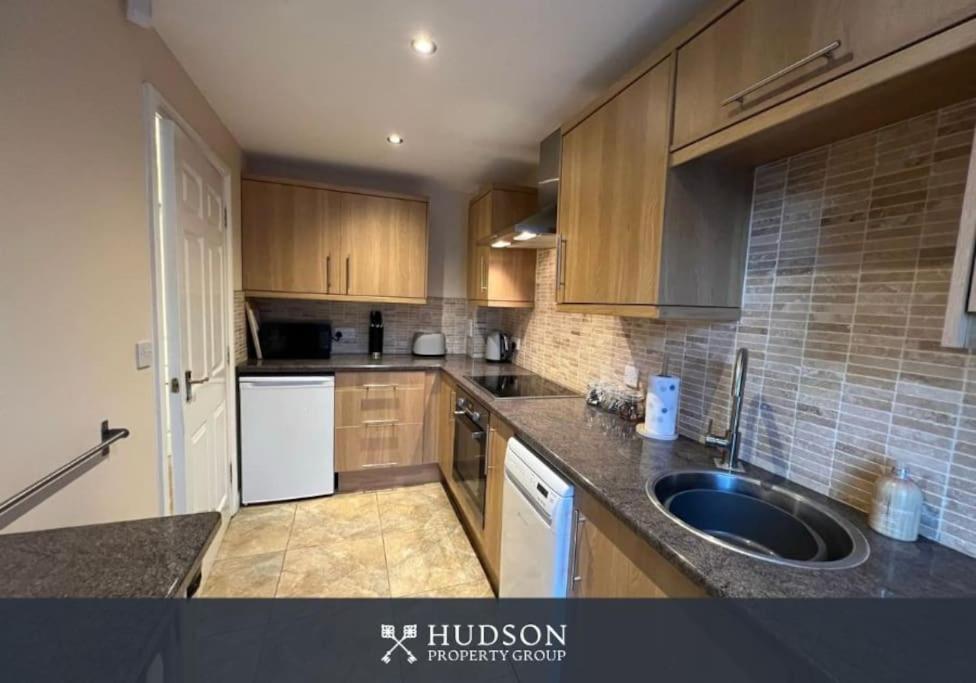 Villa Telford Townhouse With Parking And Garden Exterior foto